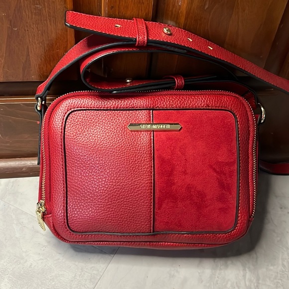 Steve Madden Crossbody shoulder bag NWOT Red VEGAN 1/2 Leather 1/2 Suede Look - Picture 1 of 14
